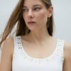 TOP IN MAGLIA CON STRASS SUL COLLO