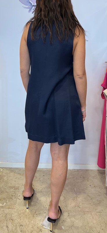 ABITO CORTO SCOLLO A V CON SPILLA