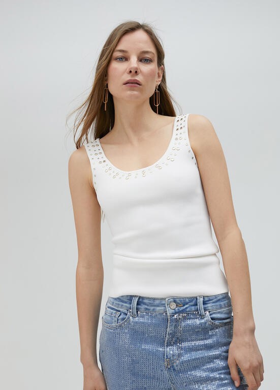 TOP IN MAGLIA CON STRASS SUL COLLO