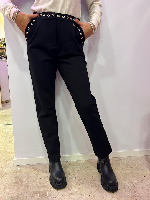 PANTALONI CON OCCHIELLI