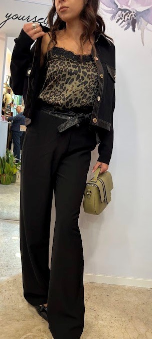 PANTALONI CON CINTURA EFFETTO PELLE