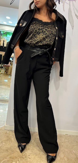 PANTALONI CON CINTURA EFFETTO PELLE