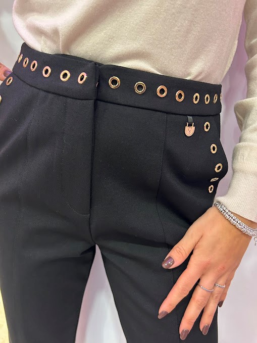 PANTALONI CON OCCHIELLI