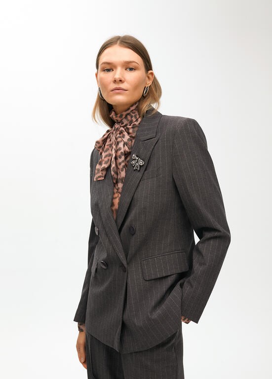 BLAZER GESSATO CON DETTAGLIO GIOIELLO SUL REVERS