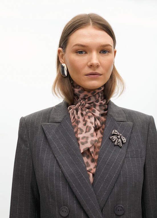 BLAZER GESSATO CON DETTAGLIO GIOIELLO SUL REVERS