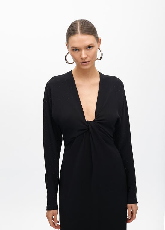 ABITO CON DETTAGLI IN STRASS SULLE SPALLE