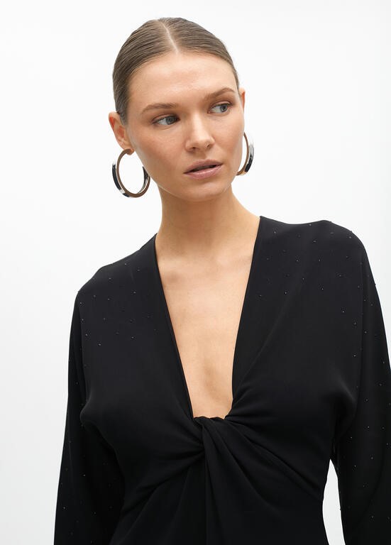 ABITO CON DETTAGLI IN STRASS SULLE SPALLE