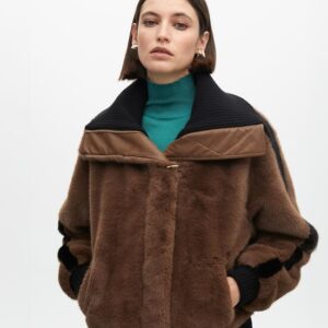 BOMBER CORTO IN PELLICCIA CON DETTAGLIO A CONTRASTO