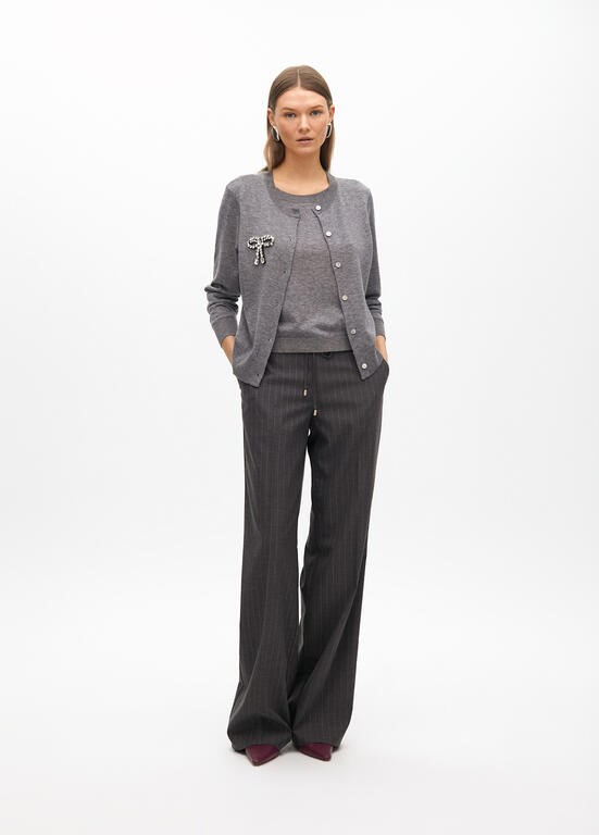 CARDIGAN DUE PEZZI CON GIOIELLO FIOCCO