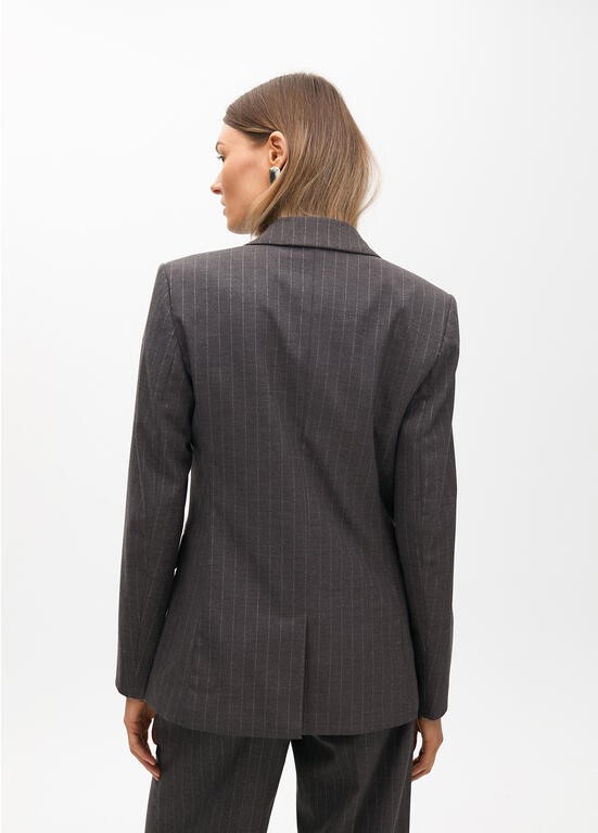 BLAZER GESSATO CON DETTAGLIO GIOIELLO SUL REVERS