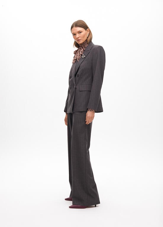 BLAZER GESSATO CON DETTAGLIO GIOIELLO SUL REVERS