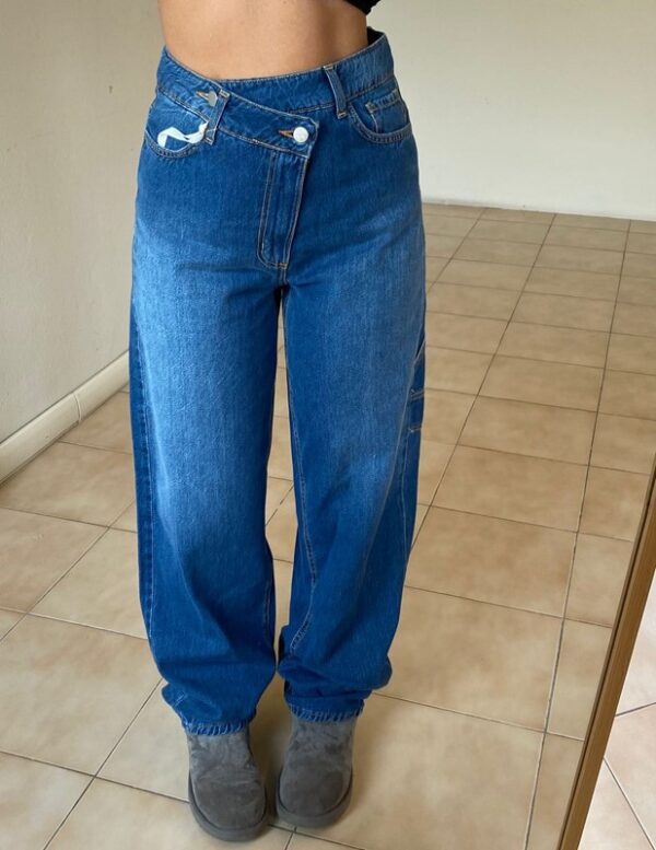 JEANS CON ABBOTTONATURA ASIMMETRICA