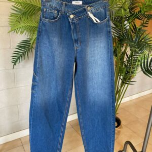 JEANS CON ABBOTTONATURA ASIMMETRICA