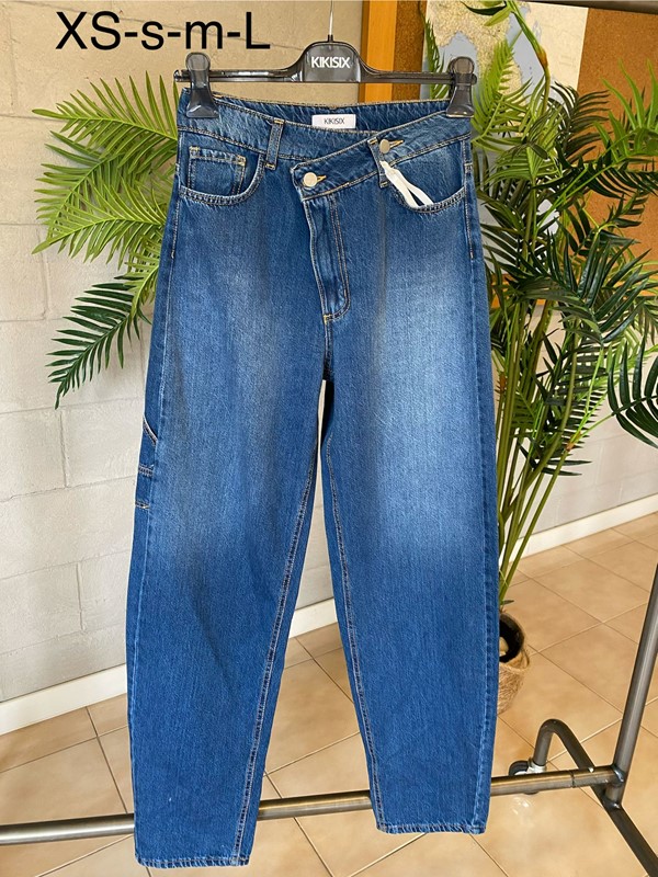 JEANS CON ABBOTTONATURA ASIMMETRICA