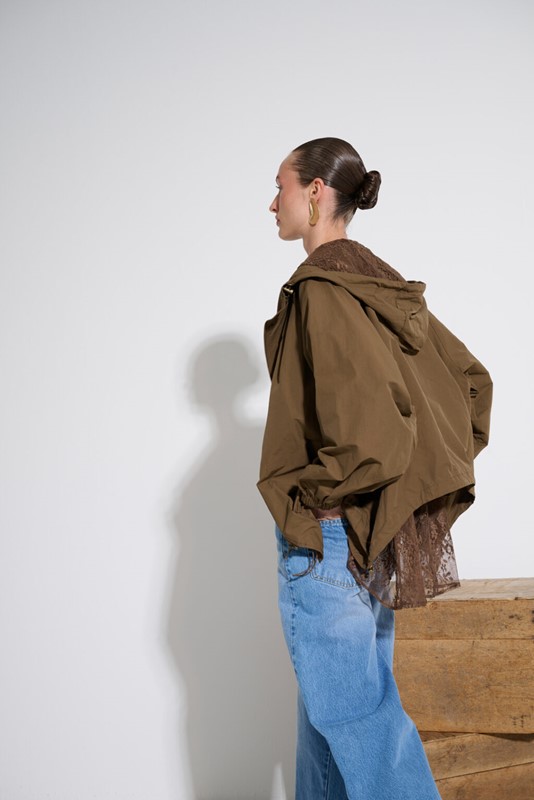 TRENCH CORTO CON PIZZO