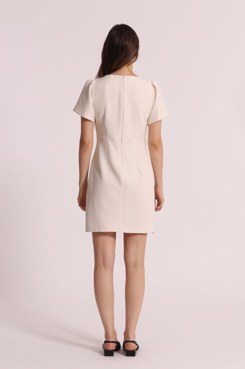 ABITO CORTO CON DETTAGLIO SUL COLLO
