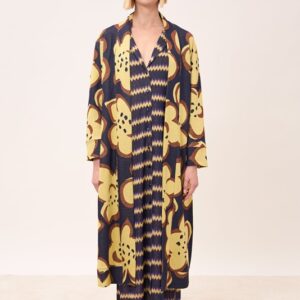 GIACCA APERTA STILE KIMONO CON MANICHE LUNGHE.