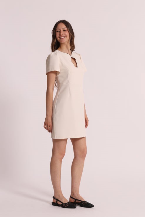 ABITO CORTO CON DETTAGLIO SUL COLLO