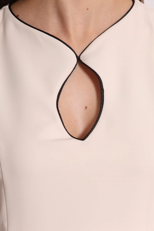 ABITO CORTO CON DETTAGLIO SUL COLLO