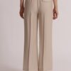 PANTALONE CON DETTAGLIO BORCHIE