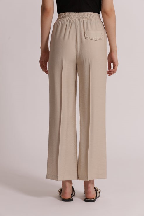 PANTALONE CON DETTAGLIO BORCHIE