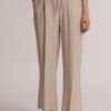 PANTALONE CON DETTAGLIO BORCHIE