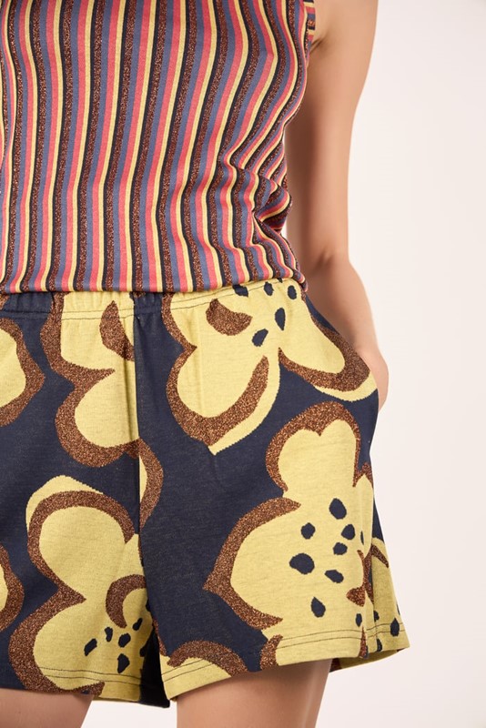 SHORT CON VITA MEDIA ELASTICIZZATA. TASCHE LATERALI.