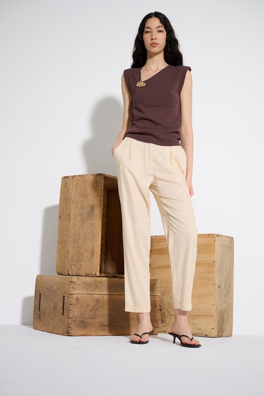 TOP IN MAGLIA SCOLLO ASIMMETRICO CON SPILLA