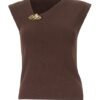 TOP IN MAGLIA SCOLLO ASIMMETRICO CON SPILLA
