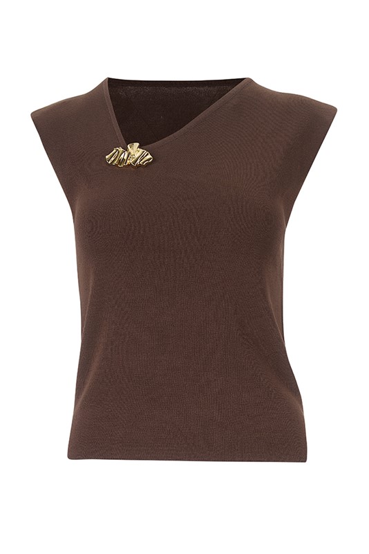 TOP IN MAGLIA SCOLLO ASIMMETRICO CON SPILLA