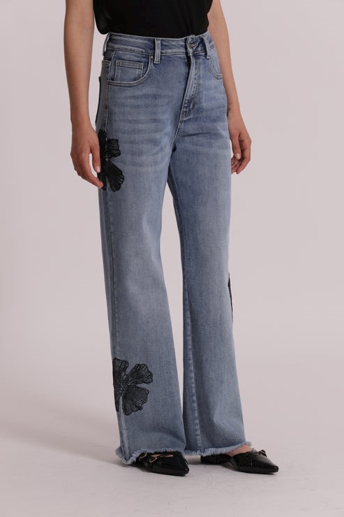 JEANS CON RICAMO FLOREALE