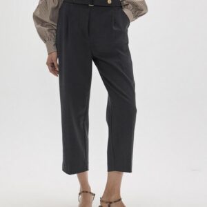 PANTALONI ALLA CAVIGLIA CON PIEGHE E DETTAGLI FIBBIA
